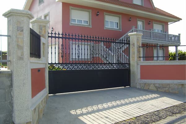 Portal batiente de aluminio en Cabanas