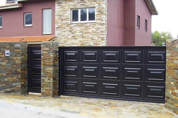 Portal corredero de aluminio en Cabanas