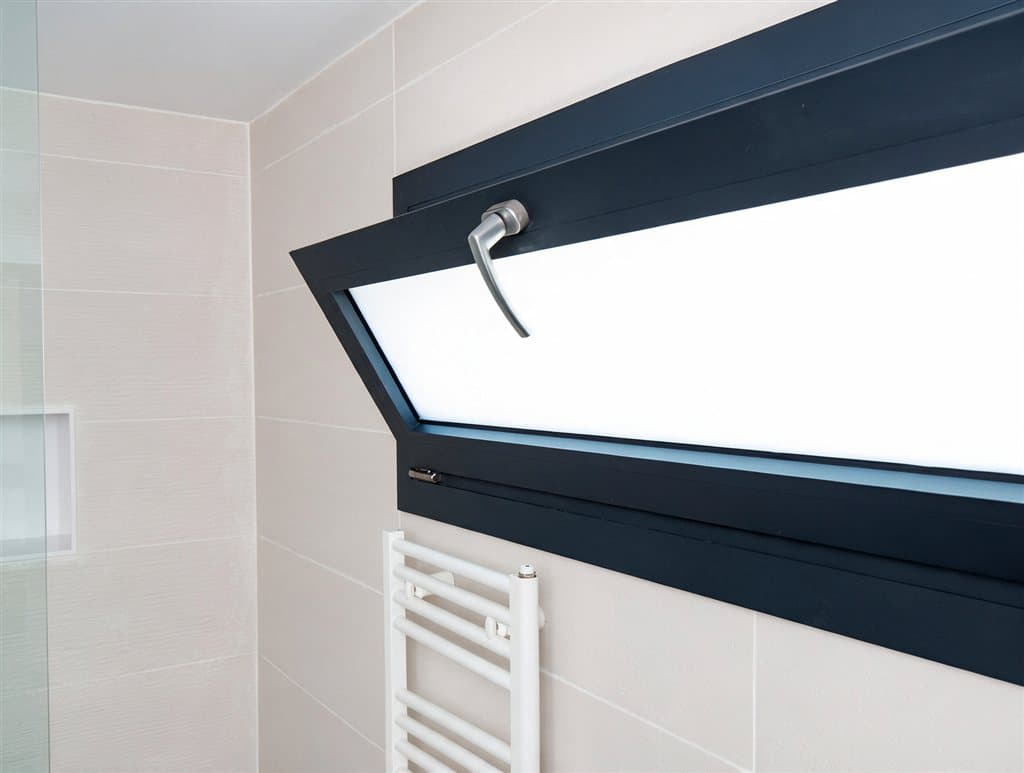 Ventana abatible de PVC en Cabanas