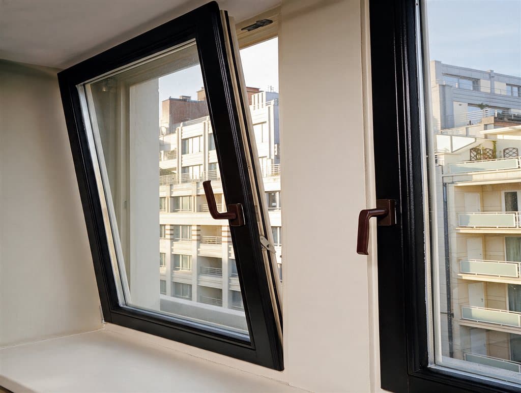 Ventana batiente de aluminio en Cabanas
